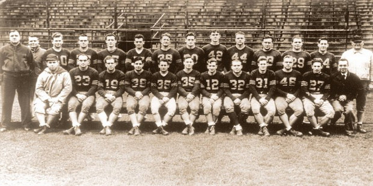 1944 team photo of the merged Chicago Cardinals and Pittsburgh Steelers of the World War II-era National Football League