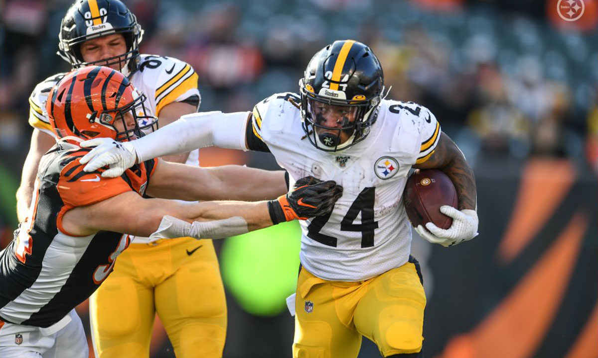 Pittsburgh Steelers running back Benny Snell Jr. rushes against the Cincinnati Bengals