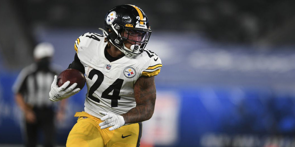 Pittsburgh Steelers running back Benny Snell carries the ball against the New York Giants in Week One of the 2020 NFL regular season