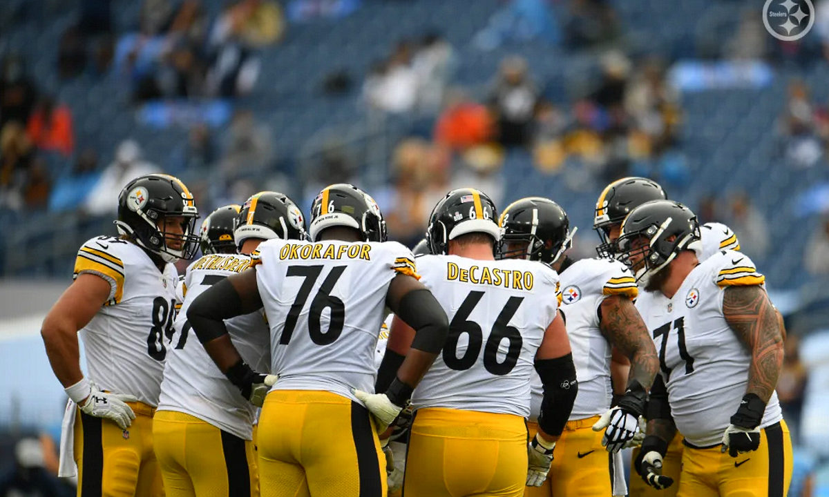 The Steelers offense huddles up before facing the Titans