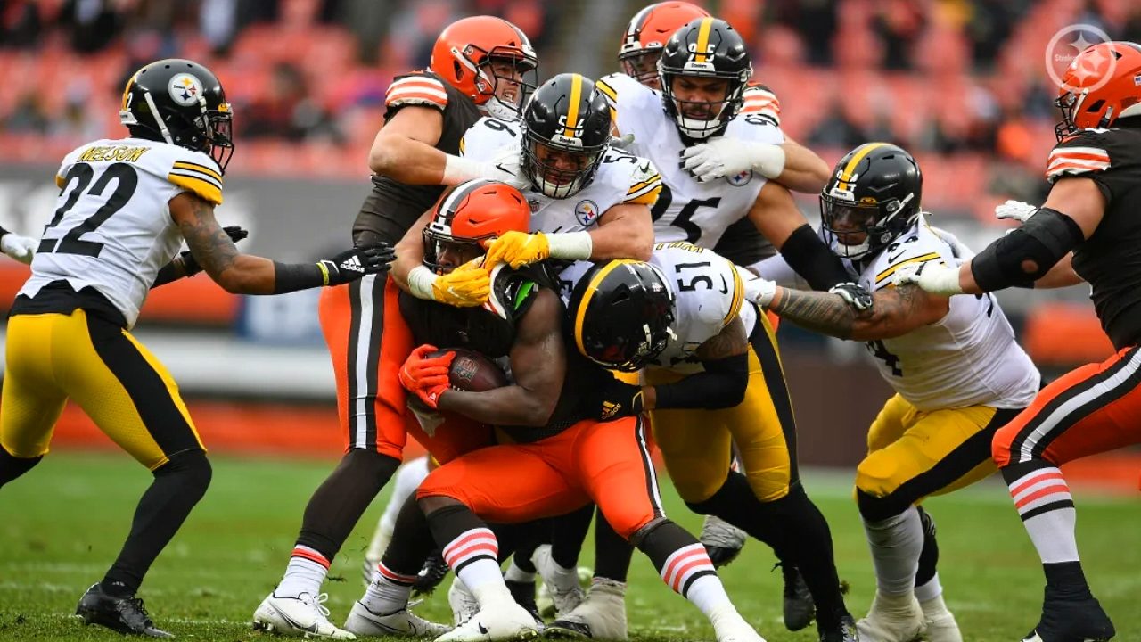 Alex Highsmith (56) and Avery Williamson (51) of the Pittsburgh Steelers