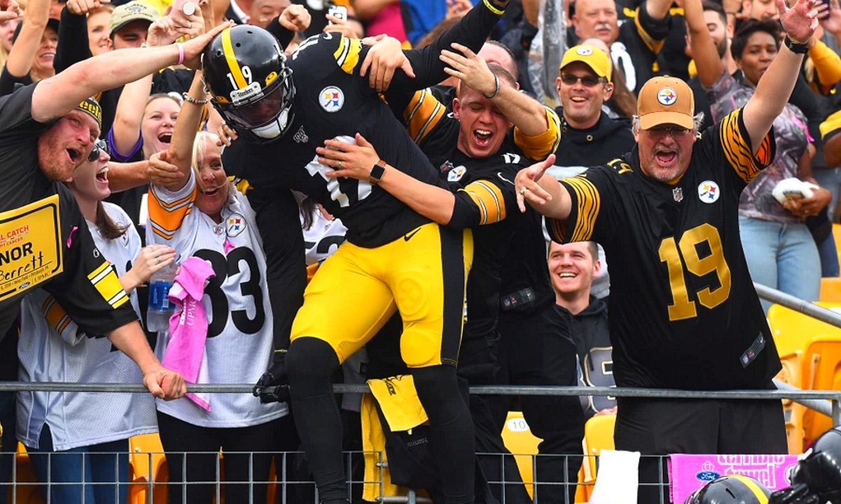 Steelers receiver JuJu Smith-Schuster with fans