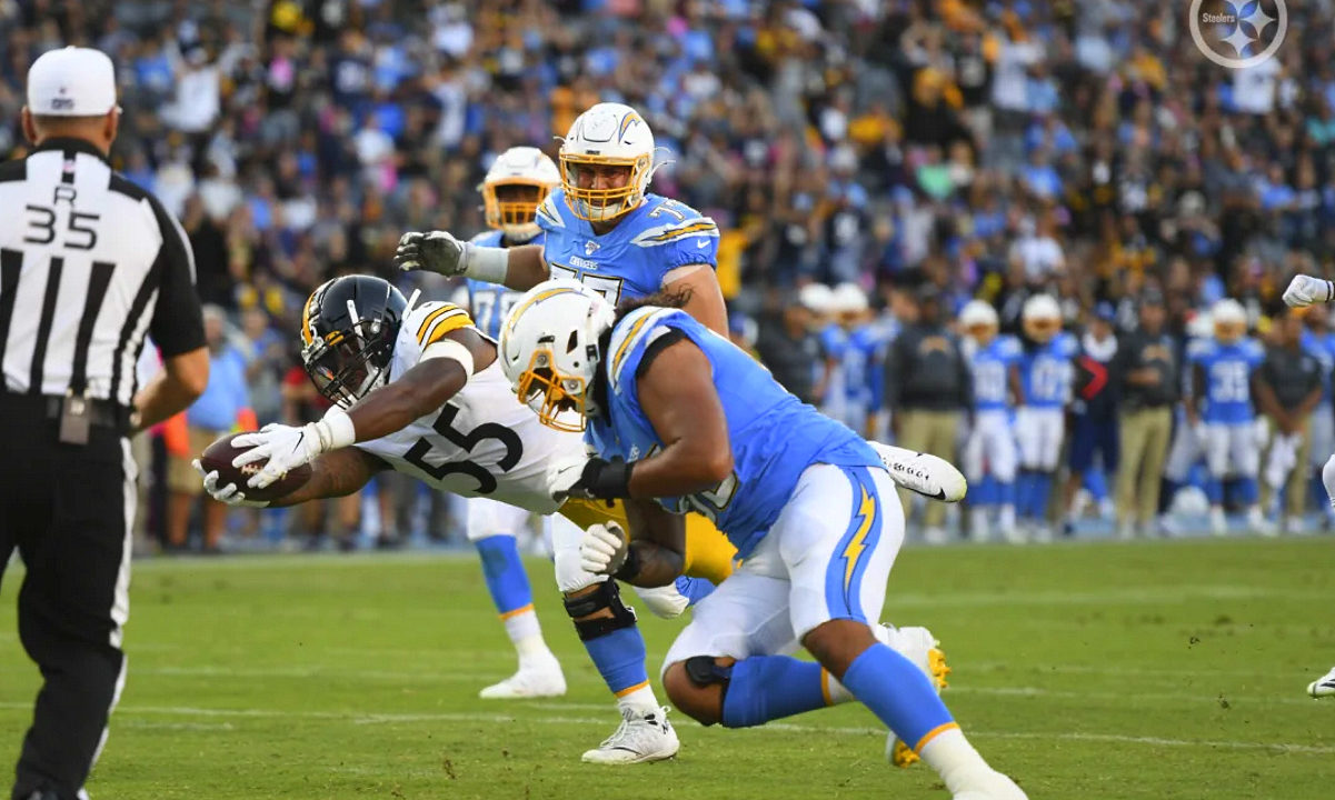 Linebacker Devin Bush Jr. of the Pittsburgh Steelers scores a touchdown