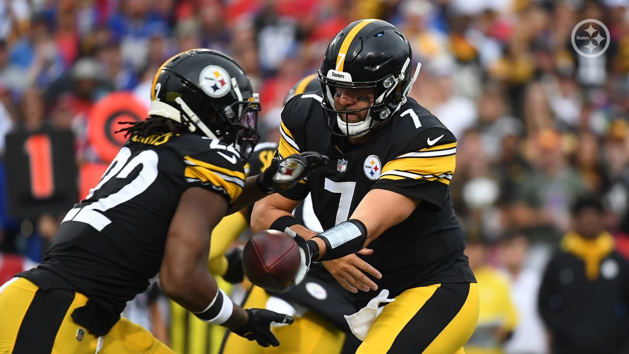 Ben Roethlisberger hands of to Najee Harris of the Pittsburgh Steelers