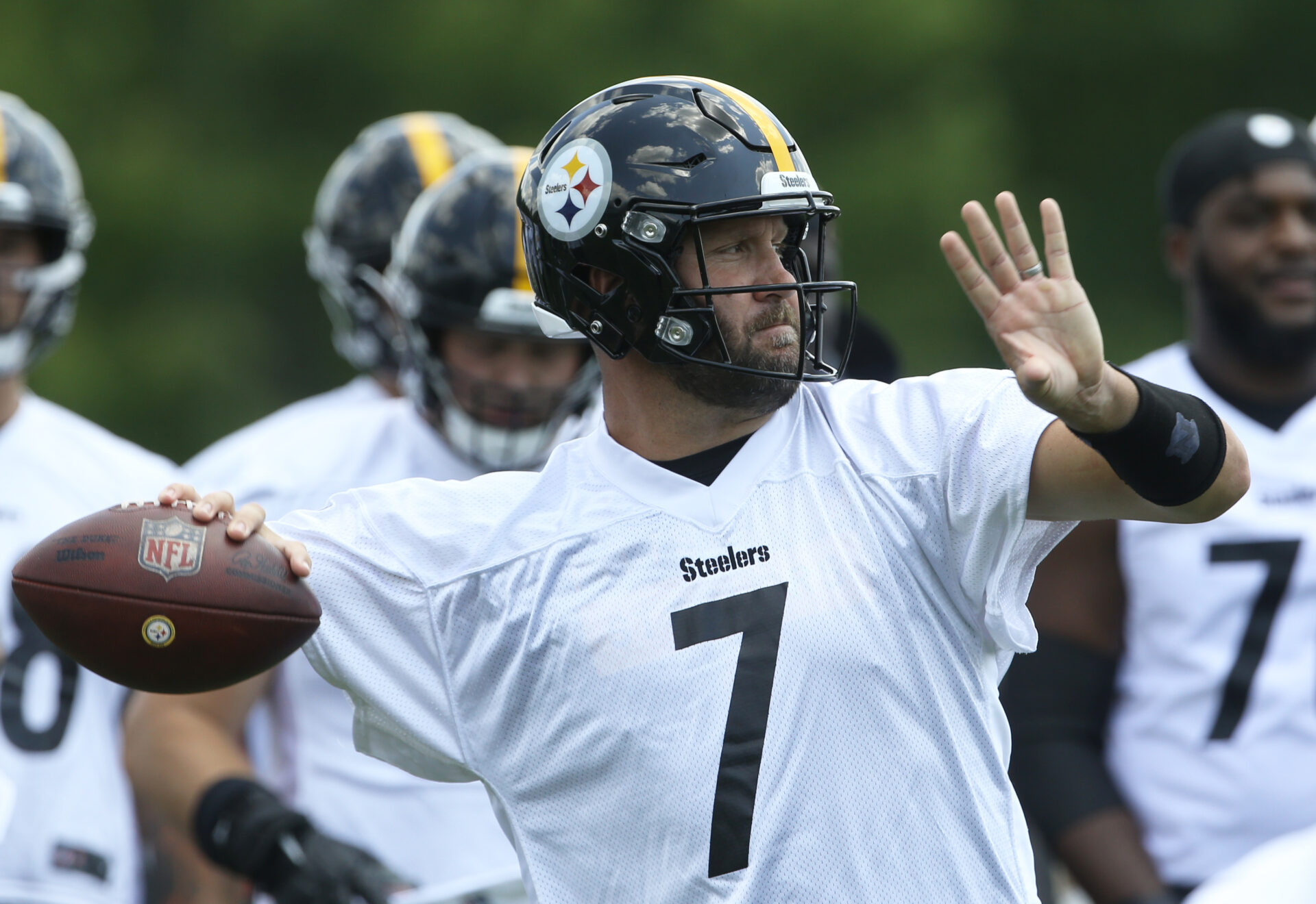 Pittsburgh Steelers quarterback Ben Roethlisberger (7) participates in training camp