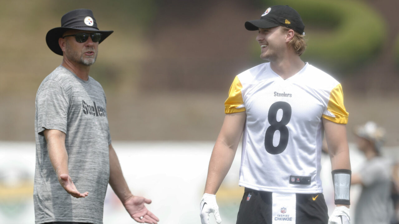 Pittsburgh Steelers offensive coordinator Matt Canada (left) instructs quarterback Kenny Pickett (8)