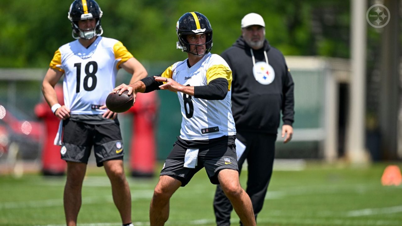 Pittsburgh Steelers QB Aaron Rodgers with Will Howard watching